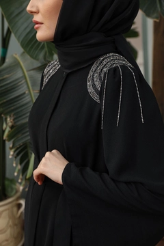 Veleprodajni model oblačil nosi HUL10147 - Shoulder Stone Abaya - Black, turška veleprodaja Abaja od Hulya Keser
