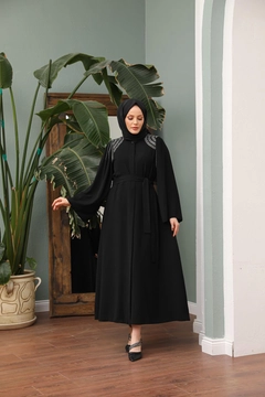 Bir model, Hulya Keser toptan giyim markasının HUL10147 - Shoulder Stone Abaya - Black toptan Ferace ürününü sergiliyor.