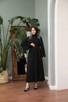 Un mannequin de vêtements en gros porte HUL10147 - Shoulder Stone Abaya - Black, Abaya en gros de Hulya Keser en provenance de Turquie