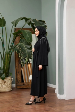Un mannequin de vêtements en gros porte HUL10147 - Shoulder Stone Abaya - Black, Abaya en gros de Hulya Keser en provenance de Turquie