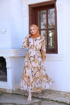 Un mannequin de vêtements en gros porte HUL10102 - Helen Chain Dress - Mink, Robe en gros de Hulya Keser en provenance de Turquie