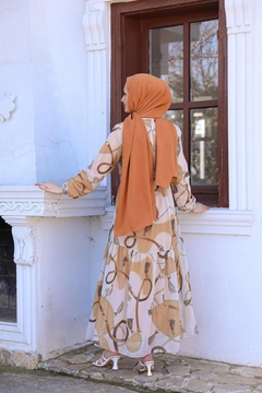 Een kledingmodel uit de groothandel draagt HUL10102 - Helen Chain Dress - Mink, Turkse groothandel Jurk van Hulya Keser