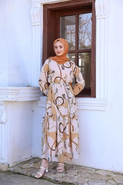 Una modella di abbigliamento all'ingrosso indossa HUL10102 - Helen Chain Dress - Mink, vendita all'ingrosso turca di Vestito di Hulya Keser