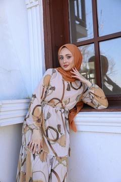 Un model de îmbrăcăminte angro poartă HUL10102 - Helen Chain Dress - Mink, turcesc angro Rochie de Hulya Keser