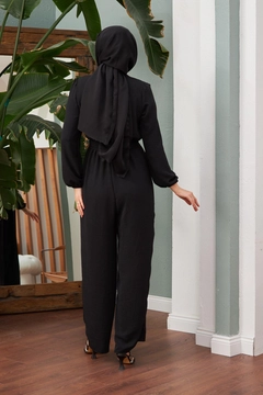 Ein Bekleidungsmodell aus dem Großhandel trägt HUL10115 - Airobin Jumpsuit - Black, türkischer Großhandel Jumpsuit von Hulya Keser