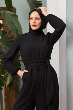Una modella di abbigliamento all'ingrosso indossa HUL10115 - Airobin Jumpsuit - Black, vendita all'ingrosso turca di Tuta di Hulya Keser