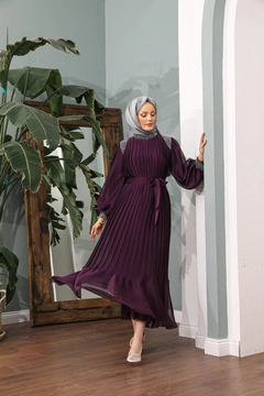 Bir model, Hulya Keser toptan giyim markasının HUL10123 - Nisa Evening Dress - Purple toptan Elbise ürününü sergiliyor.