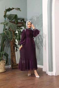Una modella di abbigliamento all'ingrosso indossa HUL10123 - Nisa Evening Dress - Purple, vendita all'ingrosso turca di Vestito di Hulya Keser