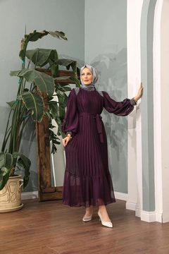 Ein Bekleidungsmodell aus dem Großhandel trägt HUL10123 - Nisa Evening Dress - Purple, türkischer Großhandel Kleid von Hulya Keser