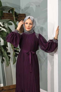 Bir model, Hulya Keser toptan giyim markasının HUL10123 - Nisa Evening Dress - Purple toptan Elbise ürününü sergiliyor.