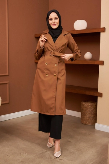 A wholesale clothing model wears  Berna Trench Coat - Tan
, Turkish wholesale Trenchcoat of Hulya Keser