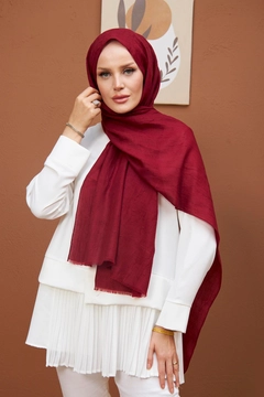 A wholesale clothing model wears hul10570-bamboo-shawl-claret-red, Turkish wholesale Shawl of Hulya Keser