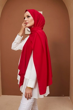 A wholesale clothing model wears hul10578-medina-silk-shawl-red, Turkish wholesale Shawl of Hulya Keser