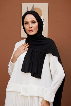 A wholesale clothing model wears hul10579-combed-cotton-shawl-black, Turkish wholesale Shawl of Hulya Keser