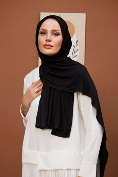 A wholesale clothing model wears hul10579-combed-cotton-shawl-black, Turkish wholesale Shawl of Hulya Keser