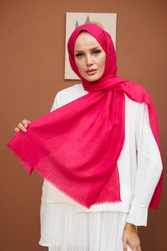 A wholesale clothing model wears hul10580-bamboo-shawl-fuchsia, Turkish wholesale Shawl of Hulya Keser