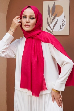 A wholesale clothing model wears hul10580-bamboo-shawl-fuchsia, Turkish wholesale Shawl of Hulya Keser