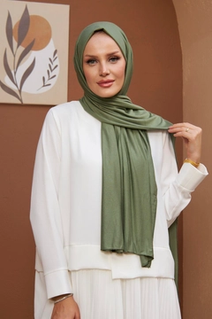 A wholesale clothing model wears hul10581-combed-cotton-shawl-pistachio-green, Turkish wholesale Shawl of Hulya Keser
