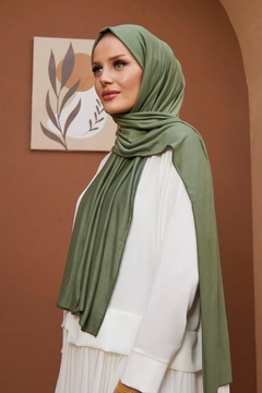 A wholesale clothing model wears hul10581-combed-cotton-shawl-pistachio-green, Turkish wholesale Shawl of Hulya Keser