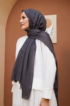 A wholesale clothing model wears hul10583-bamboo-shawl-anthracite, Turkish wholesale Shawl of Hulya Keser