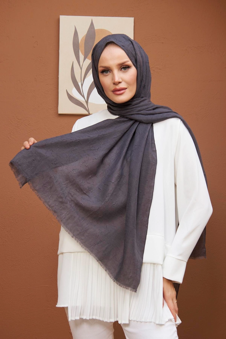 A wholesale clothing model wears hul10583-bamboo-shawl-anthracite, Turkish wholesale Shawl of Hulya Keser