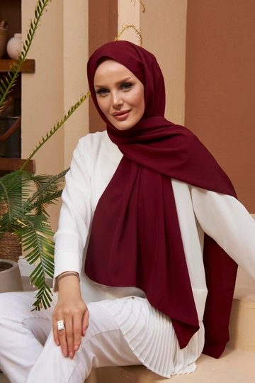 A wholesale clothing model wears  Medina Silk Shawl - Claret Red
, Turkish wholesale Shawl of Hulya Keser