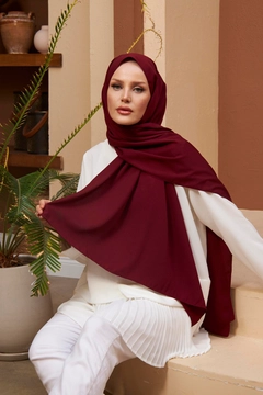 A wholesale clothing model wears hul10588-medina-silk-shawl-claret-red, Turkish wholesale Shawl of Hulya Keser
