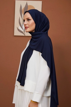 A wholesale clothing model wears hul10591-combed-cotton-shawl-navy-blue, Turkish wholesale Shawl of Hulya Keser