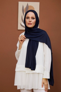 A wholesale clothing model wears hul10591-combed-cotton-shawl-navy-blue, Turkish wholesale Shawl of Hulya Keser