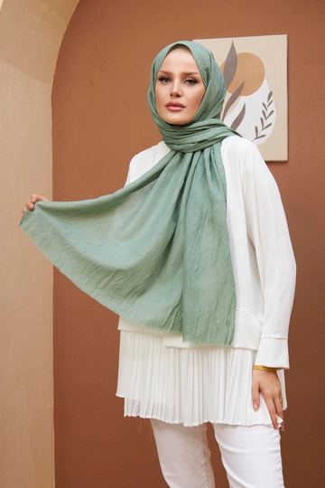 A wholesale clothing model wears  Bamboo Shawl - Mint Green
, Turkish wholesale Shawl of Hulya Keser