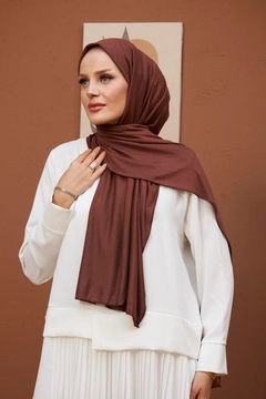 A wholesale clothing model wears hul10599-combed-cotton-shawl-brown, Turkish wholesale Shawl of Hulya Keser