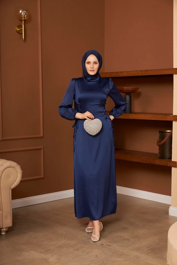 Bir model, Hulya Keser toptan giyim markasının  Işıl Abiye - Lacivert
 toptan Elbise ürününü sergiliyor.