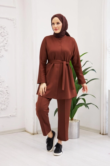 A wholesale clothing model wears  Gulsum Suit - Brown
, Turkish wholesale Suit of Hulya Keser