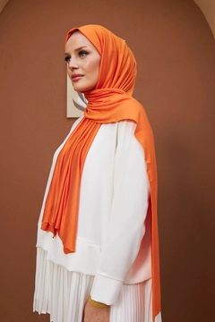 A wholesale clothing model wears hul10605-combed-cotton-shawl-orange, Turkish wholesale Shawl of Hulya Keser