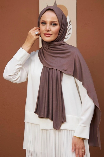 A wholesale clothing model wears  Combed Cotton Shawl - Mink
, Turkish wholesale Shawl of Hulya Keser