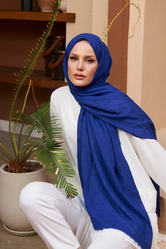 A wholesale clothing model wears hul10612-bamboo-shawl-saks-blue, Turkish wholesale Shawl of Hulya Keser