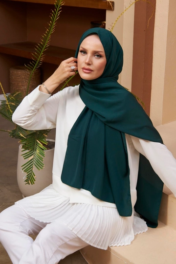 A wholesale clothing model wears  Medina Silk Shawl - Emerald Green
, Turkish wholesale Shawl of Hulya Keser