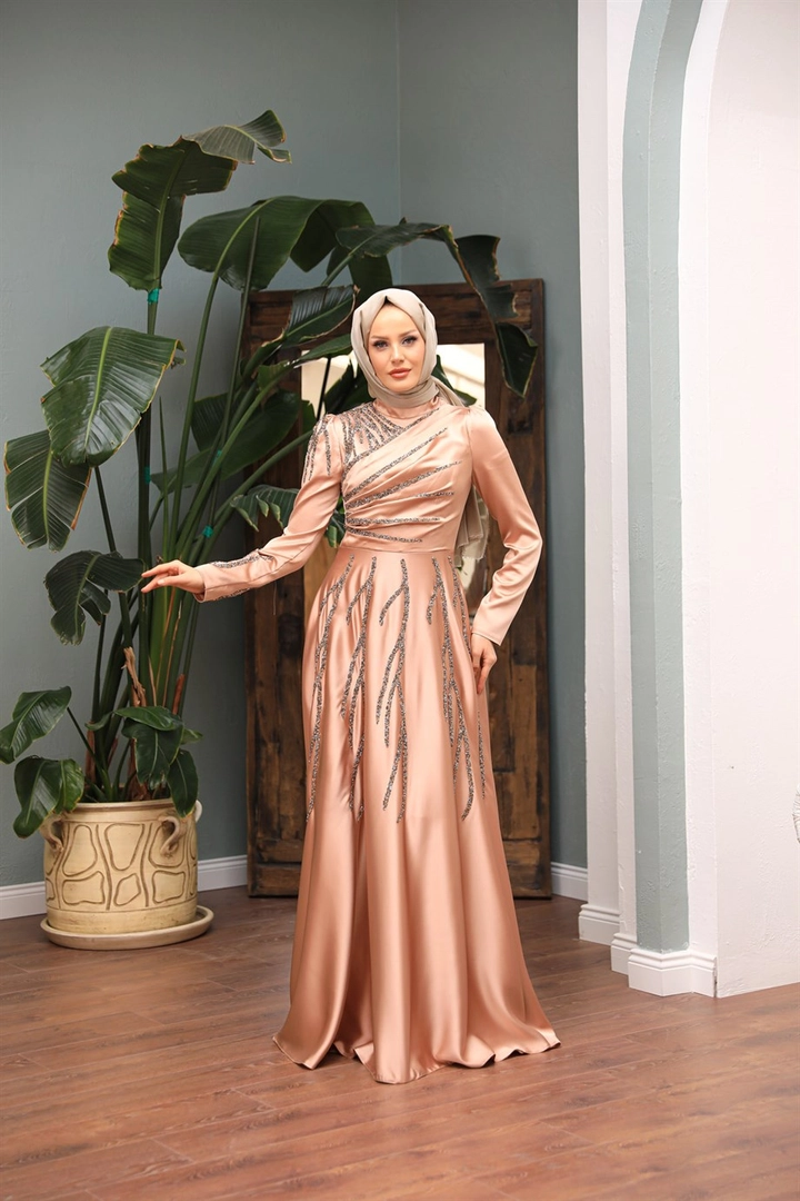 Ένα μοντέλο χονδρικής πώλησης ρούχων φοράει 47324 - Evening Dress - Salmon Pink, τούρκικο Φόρεμα χονδρικής πώλησης από Hulya Keser