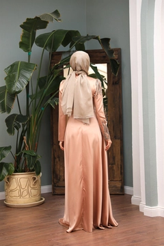Ein Bekleidungsmodell aus dem Großhandel trägt 47324 - Evening Dress - Salmon Pink, türkischer Großhandel Kleid von Hulya Keser