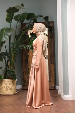 Bir model, Hulya Keser toptan giyim markasının 47324 - Evening Dress - Salmon Pink toptan Elbise ürününü sergiliyor.