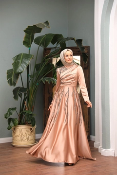 Ein Bekleidungsmodell aus dem Großhandel trägt 47324 - Evening Dress - Salmon Pink, türkischer Großhandel Kleid von Hulya Keser