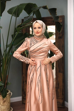 Bir model, Hulya Keser toptan giyim markasının 47324 - Evening Dress - Salmon Pink toptan Elbise ürününü sergiliyor.