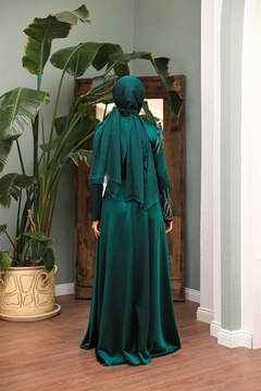 A wholesale clothing model wears 47321 - Evening Dress - Emerald Green, Turkish wholesale Dress of Hulya Keser