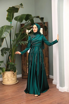 Ein Bekleidungsmodell aus dem Großhandel trägt 47321 - Evening Dress - Emerald Green, türkischer Großhandel Kleid von Hulya Keser