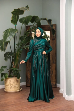 A wholesale clothing model wears 47321 - Evening Dress - Emerald Green, Turkish wholesale Dress of Hulya Keser