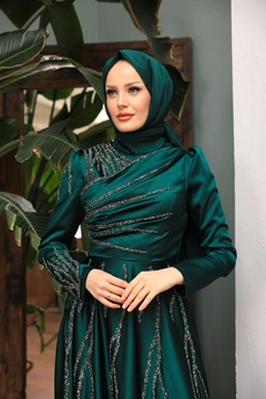 Una modelo de ropa al por mayor lleva 47321 - Evening Dress - Emerald Green, Vestido turco al por mayor de Hulya Keser