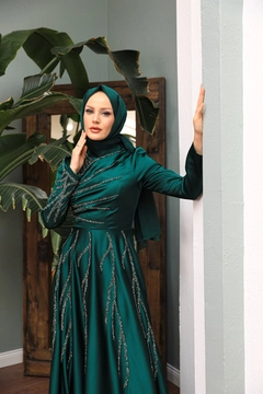 Una modelo de ropa al por mayor lleva 47321 - Evening Dress - Emerald Green, Vestido turco al por mayor de Hulya Keser