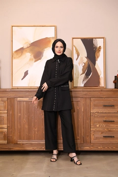 Una modella di abbigliamento all'ingrosso indossa 47323 - Suit - Black, vendita all'ingrosso turca di Abito di Hulya Keser