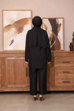 Ένα μοντέλο χονδρικής πώλησης ρούχων φοράει 47323 - Suit - Black, τούρκικο Ταγέρ χονδρικής πώλησης από Hulya Keser
