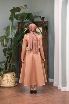 Una modella di abbigliamento all'ingrosso indossa 47339 - Evening Dress - Camel, vendita all'ingrosso turca di Vestito di Hulya Keser
